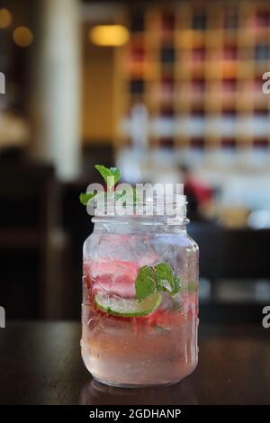 cocktail fraise sur fond de bois Banque D'Images