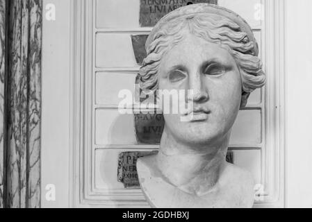 Photo en noir et blanc en gros plan sur la poitrine femelle sculptée dans la Rome antique en présentant une jeune fille aux yeux vides Banque D'Images