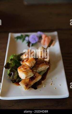 Bâton de saumon grillé, saumon teriyaki, cuisine japonaise Banque D'Images