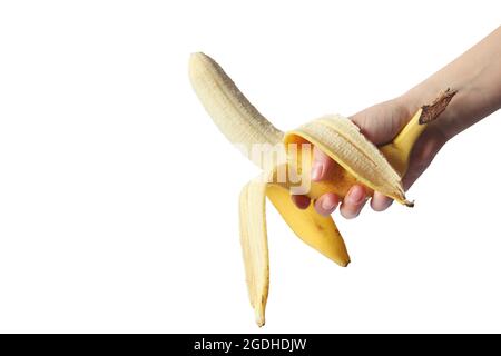 Banane pelée à la main sur fond blanc. Banane mûre. Fruits tropicaux Banque D'Images