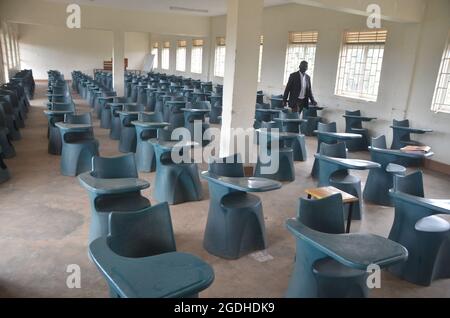 Kampala, Ouganda. 13 août 2021. Photo prise le 13 août 2021 montre la salle de conférence d'une école de médecine à Kampala, en Ouganda. Les écoles de médecine en Ouganda ont rouvert vendredi pour accroître le nombre de personnels de santé impliqués dans la lutte contre la pandémie COVID-19. Crédit: Nicholas Kajoba/Xinhua/Alamy Live News Banque D'Images