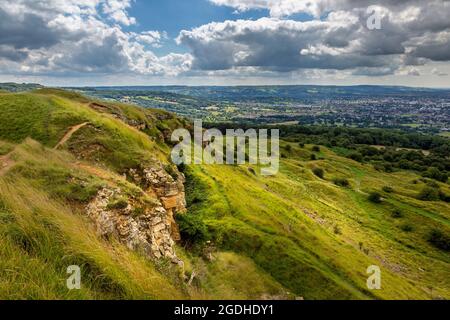 Le Cotswold escarpement de Cleeve Hill surplombant Cheltenham Spa, Gloucestershire, Angleterre Banque D'Images