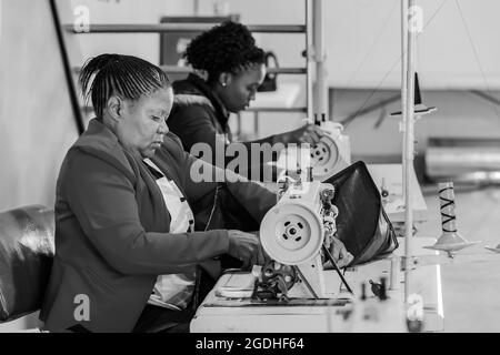 JOHANNESBURG, AFRIQUE DU SUD - 05 janvier 2021 : matelots africains féminins travaillant sur des vêtements faits à la main à l'aide d'une machine à coudre en Afrique du Sud Banque D'Images