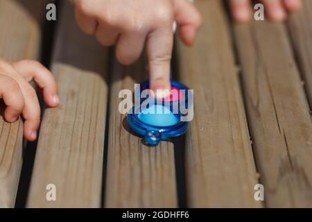 Main de l'enfant en appuyant sur simple-bosseler, gros plan Banque D'Images