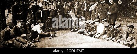 WWI - les soldats britanniques prennent le temps de creuser des tranchées près de l'avant pour une partie de «maison» ou de «bingo». Banque D'Images