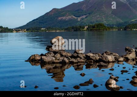 Une vue rêveuse de Derwentwater dans le district du lac anglais le matin de l'été Banque D'Images