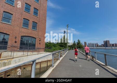 Passerelle pour aller au Brooklyn Bridge Park à côté de East River le 20 juin 2021 dans le quartier de Brooklyn de New York City NY USA. Banque D'Images