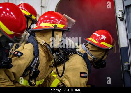 OCÉAN PACIFIQUE (22 juillet 2021) des marins participent à une évolution de lutte contre les incendies lors d'un exercice de quartier général à bord du porte-avions de la classe Nimitz USS Carl Vinson (CVN 70), le 22 juillet 2021. Carl Vinson mène actuellement des opérations de routine dans la zone d'exploitation de la troisième flotte des États-Unis. (É.-U. Photo de la marine par la spécialiste des communications de masse Sophia Simons) Banque D'Images