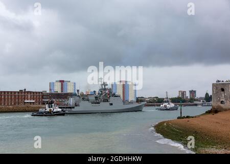 INS Tabar arrivant à Portsmouth. Visite du Royaume-Uni pour célébrer le jour de l'indépendance en Inde. Banque D'Images