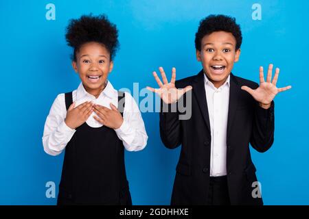 Photo de heureux surpris gai afro-américains enfants bonne humeur choqué isolé sur fond bleu de couleur Banque D'Images