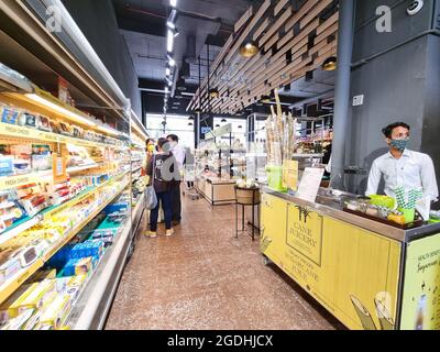 Les jeunes femmes indiennes, hommes et autres personnes, magasinent pour de la nourriture dans l'allée bondée d'un supermarché hypermarché tout en portant des masques pendant la COVID Banque D'Images