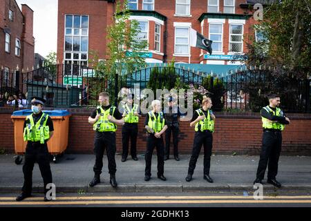 Manchester, Royaume-Uni. 13 août 2021. La police garde la garde lors d'une manifestation devant le consulat général du Pakistan. Les manifestants veulent que les dirigeants internationaux exercent des pressions sur le gouvernement pakistanais, de sorte qu’ils cessent de soutenir les talibans. Cela arrive après que les talibans aient pris la capitale de la province de 14, se rapprochant de plus en plus de Kaboul. Credit: Andy Barton/Alay Live News Banque D'Images