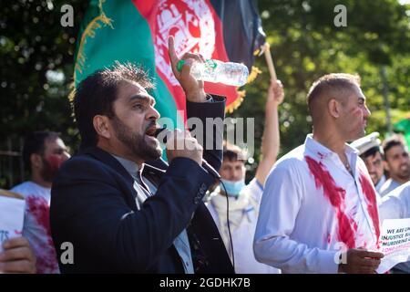 Manchester, Royaume-Uni. 13 août 2021. Un homme parle lors d'une manifestation devant le consulat général du Pakistan. Les manifestants veulent que les dirigeants internationaux exercent des pressions sur le gouvernement pakistanais, de sorte qu’ils cessent de soutenir les talibans. Cela arrive après que les talibans aient pris la capitale de la province de 14, se rapprochant de plus en plus de Kaboul. Credit: Andy Barton/Alay Live News Banque D'Images