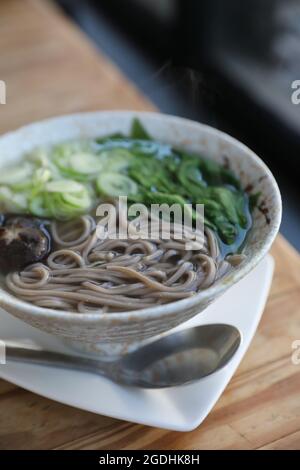 Nouilles soba avec soupe sur fond de bois Banque D'Images