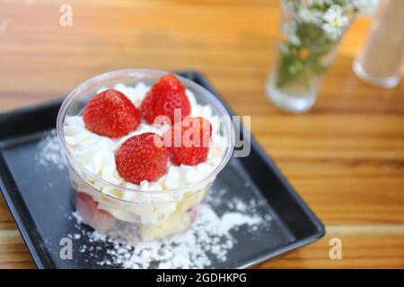 Gâteau mousse aux fraises Banque D'Images