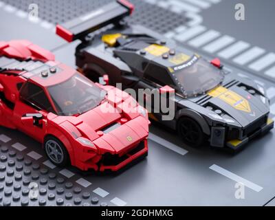 Tambov, Fédération de Russie - le 07 juillet 2021 les voitures de course Lego Ferrari F8 Tribto et Lego Chevrolet Corvette C8.R sont en compétition sur la plaque de base. Le Banque D'Images