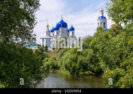 Un paysage russe typique. Couvent Saint-Bogolyoubsky. Bogolyubovo, région de Vladimir, Russie Banque D'Images