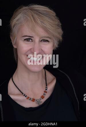 portrait d'une femme souriante de 50 ans en gros plan Banque D'Images