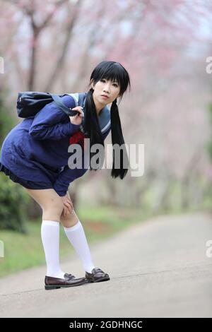 fille d'école japonaise avec fleur Banque D'Images