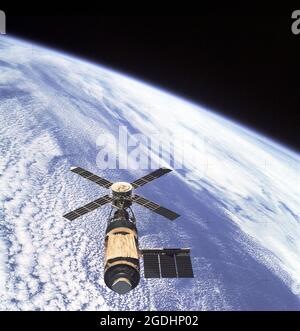 Station spatiale Skylab (orbital Workshop) en orbite au-dessus de la surface de la terre. Banque D'Images