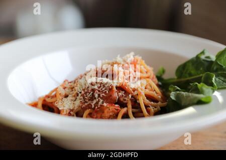 Spaghetti à la bolognaise avec saucisse italienne et sauce tomate au parmesan fromage et basilic Banque D'Images