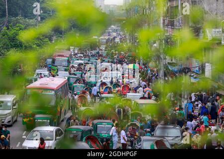 Dhaka, Bangladesh. 13 août 2021. Le peuple bangladais trônait un marché sans prendre soin de distancer physiquement crucial pour vérifier la propagation du coronavirus (COVID-19), à Dhaka, au Bangladesh, le 13 août 2021. (Credit image: © Suvra Kanti Das/ZUMA Press Wire) Banque D'Images