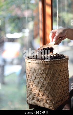 Riz à la riceberry bouilli sur un panier en osier avec une cuillère à proximité haut Banque D'Images