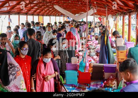 Dhaka, Bangladesh. 13 août 2021. Le peuple bangladais trônait un marché sans prendre soin de distancer physiquement crucial pour vérifier la propagation du coronavirus (COVID-19), à Dhaka, au Bangladesh, le 13 août 2021. (Credit image: © Suvra Kanti Das/ZUMA Press Wire) Banque D'Images