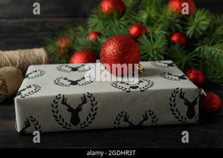 Boîte cadeau élégante et accessoires de Noël, gros plan Banque D'Images