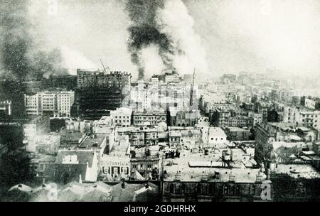 Cette illustration de 1899 montre : « destruction de San Francisco ». Le matin du 18 avril 1906, un important tremblement de terre a secoué San Francisco, en Californie. Bien que le tremblement de terre ait duré moins d'une minute, son impact immédiat a été désastreux. Le tremblement de terre a également déclenché plusieurs incendies autour de la ville qui ont brûlé pendant trois jours et détruit près de 500 blocs de la ville. Banque D'Images