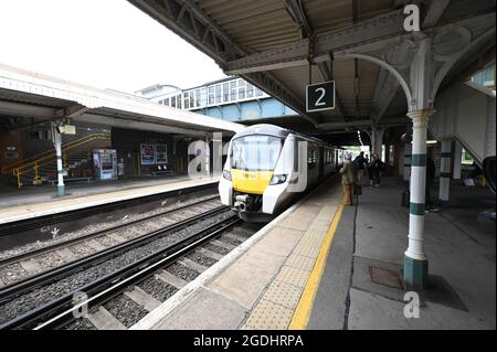 Classe 700 exploité par Thameslink GTR passant par la gare de Horley,. Banque D'Images