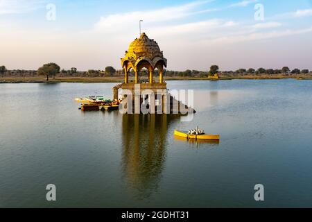 Temple de Gadi Sagar sur le lac Gaisar Jaisalmer Rajasthan Banque D'Images