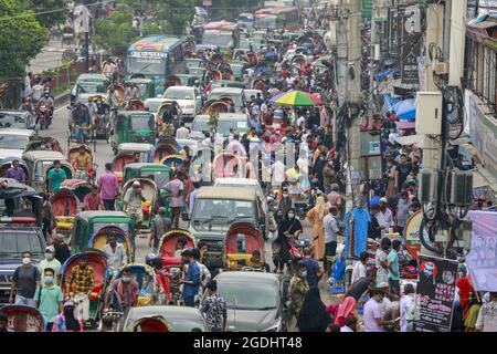 Dhaka, Bangladesh. 13 août 2021. Le peuple bangladais trônait un marché sans prendre soin de distancer physiquement crucial pour vérifier la propagation du coronavirus (COVID-19), à Dhaka, au Bangladesh, le 13 août 2021. Photo de Kanti Das Suvra/ABACAPRESS.COM crédit: Abaca Press/Alay Live News Banque D'Images