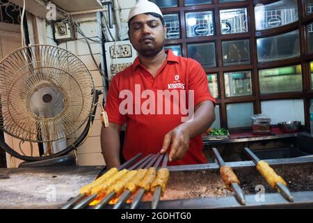 Old Delhi, Inde - 4 Mars 2018 : Un Homme Non Identifié Fait Griller Un Poulet Indien Et Mutton Kebabs À Chandni Chowk Dans Le Vieux Delhi, Inde Banque D'Images