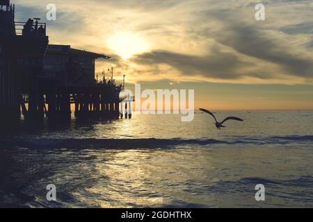 Coucher de soleil éthéré sur un lac Banque D'Images