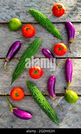 Fruits et légumes sur une table en bois, vue sur le dessus, personne Banque D'Images