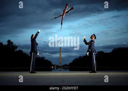 Les membres de la U.S. Air Force Honor Guard suivent une formation devant le Lincoln Memorial à Washington, D.C., le 7 octobre 2019. L'équipe de quatre hommes a pratiqué une variété de mouvements et de coups de fusil tandis que le soleil se couche sur le National Mall. La mission de la Garde d'honneur est de représenter les aviateurs auprès du public américain et du monde entier. (Photo de la Garde nationale aérienne par le sergent d'état-major. Christopher Muncy) Banque D'Images