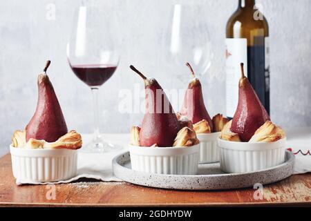 Poires pochées dans du vin rouge à la cannelle. Banque D'Images