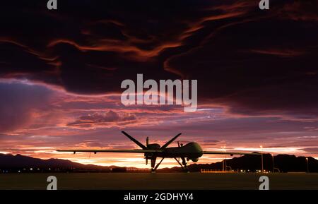 Un MQ-9 Reaper est assis sur la ligne aérienne pendant que le soleil se couche, le 20 novembre 2019, à la base aérienne de Creech, au Nevada. Le Reaper offre une attaque dominante et persistante et de reconnaissance 24/7/365. (É.-U. Photo de la Force aérienne par Airman 1ère classe William Rio Rosado) Banque D'Images