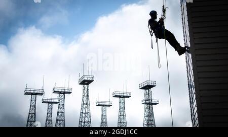 Sergent d'état-major William Coleman, 96e Escadron de génie civil, pratique la montée d'un mur vertical de quatre étages dans le cadre du cours de technicien de sauvetage le 16 janvier 2020, à la base aérienne d'Eglin, en Floride. Le cours de l'académie des incendies du ministère de la Défense offre aux pompiers une formation pratique sur le sauvetage en haute altitude, la mise en rappel et le déplacement dans des espaces confinés. (É.-U. Photo de la Force aérienne par Samuel King Jr.) Banque D'Images