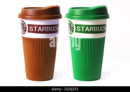 Chernihiv, Ukraine - 14 janvier 2020 : tasses Starbucks sur fond blanc Banque D'Images