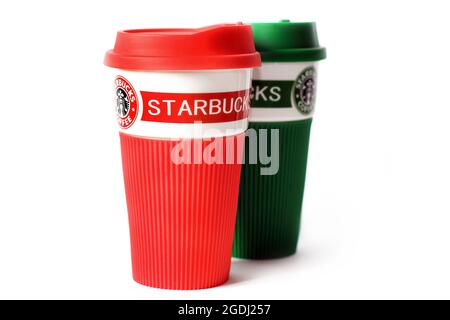 Chernihiv, Ukraine - 14 janvier 2020 : tasses Starbucks sur fond blanc Banque D'Images