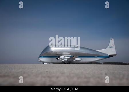 Le Super GuppY de la NASA arrive à la 179e Escadre du pont aérien à Mansfield, Ohio, le 22 mars 2020. Le 179e AW aide le Super GuppY à transporter des parties du projet spatial Orion qui a récemment terminé les essais au Centre de recherche Glenn à Sandusky, Ohio. (É.-U. Photo de la Garde nationale aérienne par Tech. Sgt. Joe Harwood) Banque D'Images