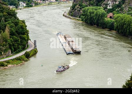 Deux péniches avec un pont couvert, avec un bateau à remorqueurs sur le Rhin en Allemagne de l'Ouest, route visible et arbres, vue aérienne. Banque D'Images