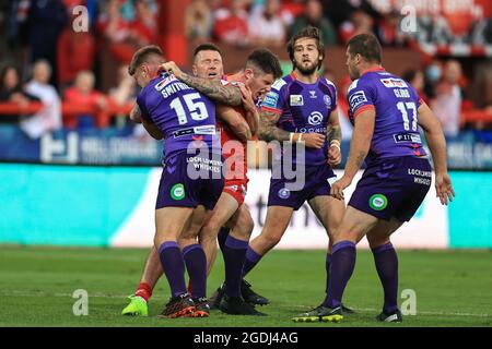 Kingston upon Hull, Royaume-Uni. 13 août 2021. Kingston upon Hull, Royaume-Uni. 13 août 2021. Shaun Kenny-Dowall (4) de Hull KR est attaqué par Morgan Smithies (15) de Wigan Warriors à Kingston upon Hull (Royaume-Uni) le 8/13/2021. (Photo de Mark Cosgrove/News Images/Sipa USA) crédit: SIPA USA/Alay Live News crédit: SIPA USA/Alay Live News Banque D'Images