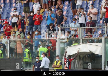 Gênes, Italie, le 13 août 2021. Yaya Kallon de Gênes CFC salue les fans lorsqu'il quitte le champ de jeu après le coup de sifflet final lors du match Coppa Italia à Luigi Ferraris, Gênes. Crédit photo à lire: Jonathan Moscrop / Sportimage crédit: Sportimage / Alay Live News Banque D'Images