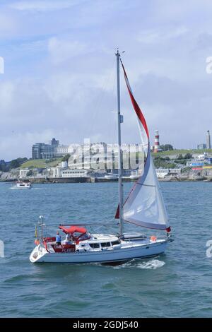 Yacht à voile passant par Plymouth Sound Banque D'Images