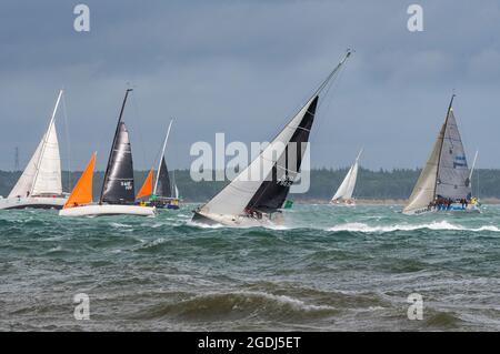 Le début de la Rolex Fastnet Race 2021 (RORC) dans le Solent avec des vents forts et des conditions éprouvantes pour les concurrents.Cowes, Isle of Wight, Royaume-Uni Banque D'Images