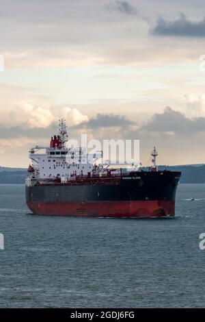 un gros pétrolier expédie le bateau-citerne navion anglia de la raffinerie de pétrole de fawley, dans le hampshire de southampton, un énorme pétrolier, un navire pétrolier de la raffinerie de fawley. Banque D'Images