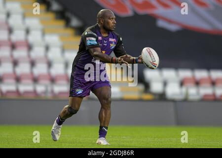 Robert Lui (6) de Leeds Rhinos passe la balle Banque D'Images